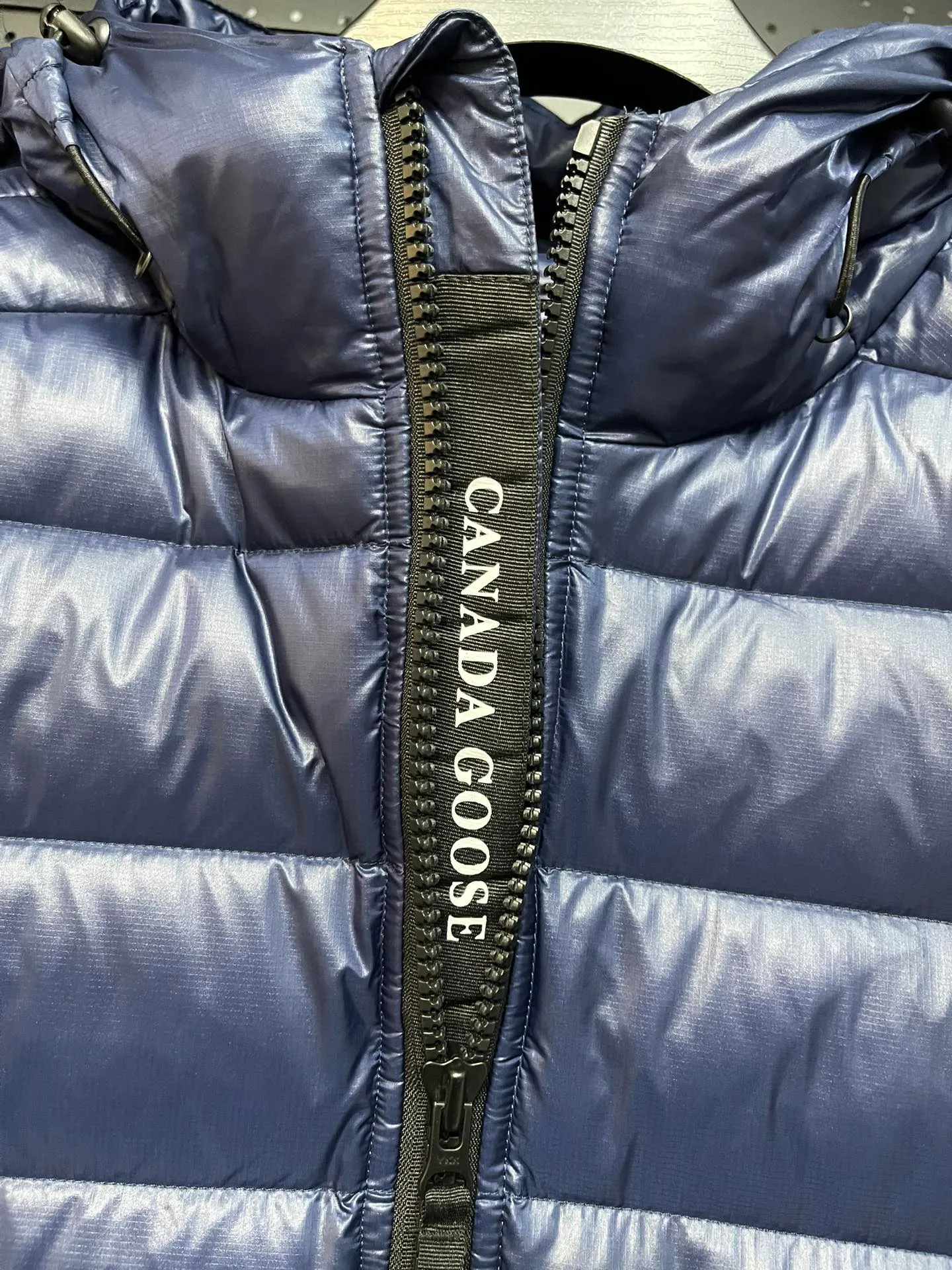 P940 Top 🔥purchase version 𝘾𝘼𝙉𝘼𝘿𝘼 𝙂𝙊𝙊𝙎𝙀/Canada Goose 2227 thin and light style. It’s super lightweight and doesn’t feel any weight on your upper body at all! Show more temperament‼  Canada Goose, a Canadian brand, has always been recognized as the warmest down jacket. Various Instagram celebrities, Internet celebrities, and celebrities often wear it for street photos. I make Canada Goose every year, but I still can’t get rid of my love for the goose. No matter how cold the winter is, there is no need to be afraid. Canada Goose is the legendary warmest down jacket and is known as a must-have for Arctic outdoor sports! The most popular down jacket in the world, celebrities are rushing to buy it, it is a must-have! Size: S-2XL Color: silver gray (red label) silver gray (black label), black (red label), black (black label), dark blue
